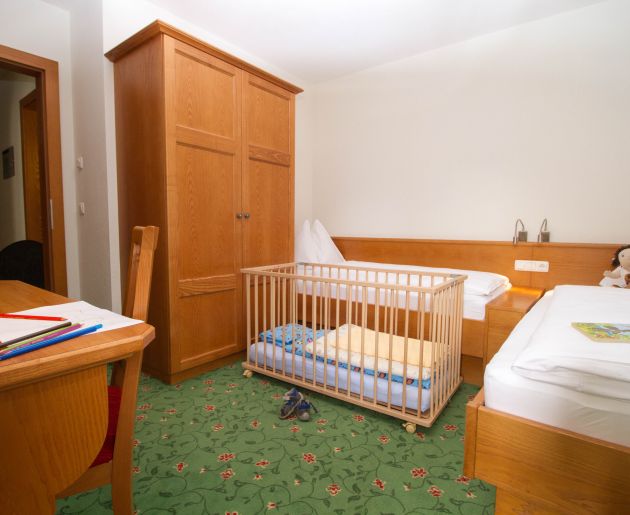Kinderzimmer mit Babybett Familienappartement Mureck